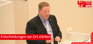 Andreas Noack (SPD) am Redner*innenpult im Landtag
