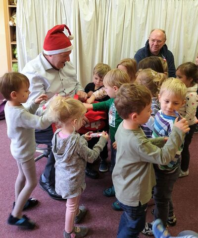 Andreas Noack MdL und der Bernd-Christan Schneck bei den Kitakindern in Grüneberg