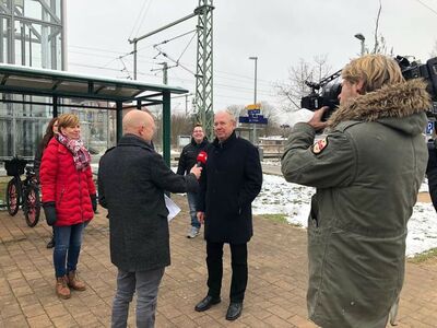 Am Bahnhof mit Ina Kreutzmann und Bürgermeister Bernd-Christian Schneck